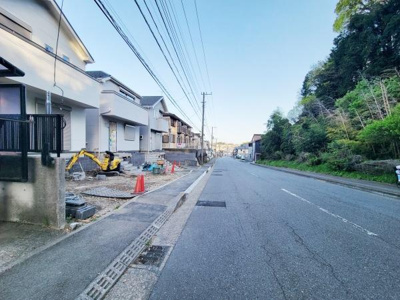 建築中の様子が確認できる写真です。しっかりと足場が組まれており工事の進行がわかります。外壁部分も設置が進められています。現場の管理が行き届いている印象です。作業の状況を把握しやすいでしょう。