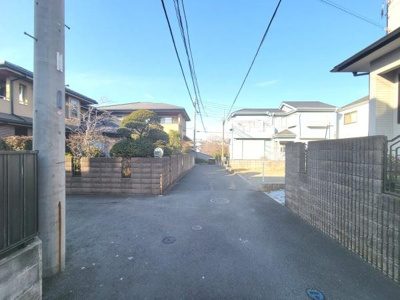 前面道路は落ち着いた雰囲気で両側に住宅が整然と並んでいます。現地周辺は開放感があります。道路幅も歩きやすい広さです。電柱や配線も整備されている印象です。