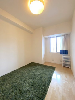 ～マルチクロークのあるお部屋～人気のマルチクロークをご用意。季節物や趣味の道具などもスッキリと収納が可能です。最近流行りの収納術などもぜひご活用くださいませ。