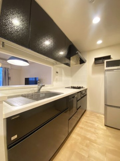 対面式キッチンは収納力がたっぷりのフルスライドキッチンを採用。清掃性もよく毎日のお料理が楽しくできます。