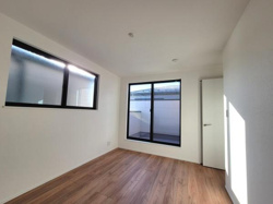 洋室は窓が大きく室内全体に自然光が差し込みます。床材は落ち着いた色合いで様々なインテリアに合わせやすい仕様です。シンプルな形状で空間が使いやすく圧迫感の少ない造りです。