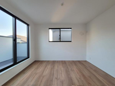 洋室は窓が大きく室内全体に自然光が差し込みます。床材は落ち着いた色合いで様々なインテリアに合わせやすい仕様です。シンプルな形状で空間が使いやすく圧迫感の少ない造りです。