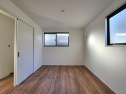 シンプルで落ち着いた雰囲気の洋室です。大きな窓から光がしっかりと入ります。無駄のない空間設計が特徴です。清潔感のある内装が印象的です。幅広い用途に対応しやすい洋室となっています。