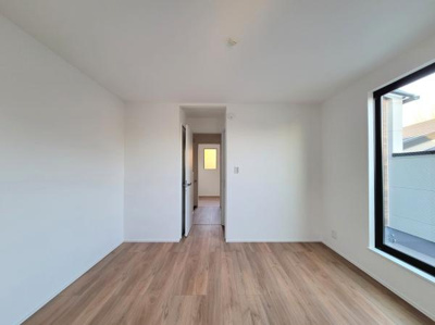 シンプルで落ち着いた雰囲気の洋室です。大きな窓から光がしっかりと入ります。無駄のない空間設計が特徴です。清潔感のある内装が印象的です。幅広い用途に対応しやすい洋室となっています。