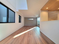 リビングには大きな窓があり自然光がしっかり入ります。木目調のフローリングが上品な雰囲気を演出しています。壁と天井はホワイトでまとめられ開放的な空間を実現しています。清潔感のある内装が印象的です。