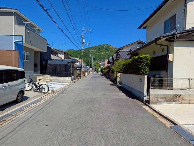 大容量のトール型クローゼットを完備。家族全員の靴や小物をたっぷり保管でき、生活感を隠して綺麗な空間をキープできます。木目調のドアから自然光が優しく差し込む明るい玄関です。