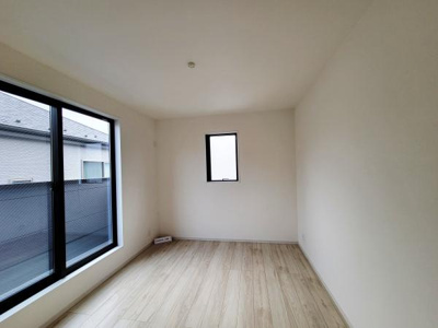 洋室は二面採光で明るさがしっかり確保されています。床はナチュラルな色味で清潔感が感じられます。使い勝手の良いシンプルな形状が魅力です。無駄のない空間で家具も配置しやすい印象です。