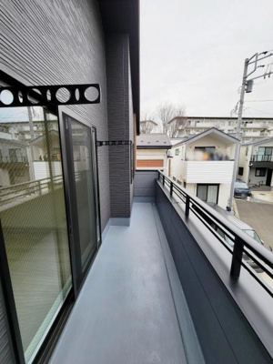 開放感のあるバルコニーは広さを感じられる空間です。採光も良好で外の景色を楽しめます。洗濯物の干しやすさも魅力のひとつです。しっかりとした手すりで安心感もあります。