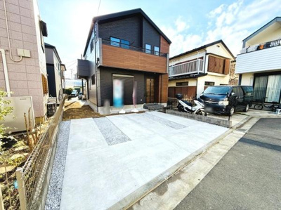 広々とした駐車スペースがあり車の出し入れもスムーズに行えます。敷地内にしっかり確保された駐車場なので複数台の駐車にも対応可能です。前面道路も幅が広く車の出入りがしやすい造りです。