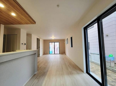 リビング全体が明るく開放感のある空間です。大きな窓から自然光がたっぷり入ります。ナチュラルなフローリングが室内をやさしい雰囲気に演出します。落ち着いた色合いの内装が魅力です。