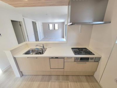 前面道路が広がっており車の出入りもスムーズに行えます。周辺には住宅が多く落ち着いた印象の街並みです。電線や歩道も整備されており日常の移動も快適に行えます。天候の良い日には空が広く感じられる環境です。