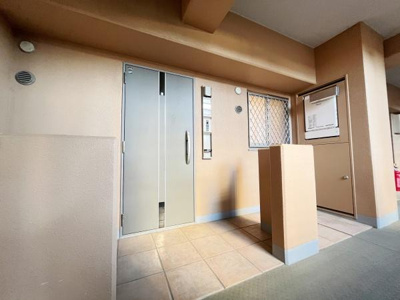 玄関部分は広がりのあるスペースが確保されタイル床が清潔感を演出しています。ポストやインターホンも揃っており普段の生活に便利です。明るい光が差し込み使い勝手の良い玄関となっています。