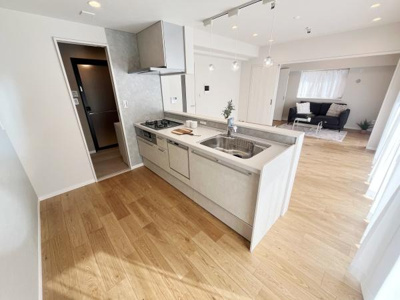 窓からの光が差し込むキッチンは明るい雰囲気が魅力です。リビングと一体感のあるオープン設計となっています。シンプルなデザインが空間を広く感じさせます。効率的な動線で使いやすさが感じられます。