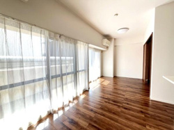 明るい色合いのフローリングが印象的なリビングです。シンプルな内装でさまざまな家具と相性が良いです。