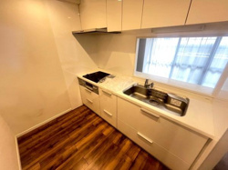 3口コンロが設置されておりさまざまな調理にも対応できます。備え付けの収納棚も使い勝手が◎。