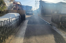 前面道路は車両の通行がしやすい幅員となっています。周囲に住宅が並び落ち着いた雰囲気があります。敷地までのアクセスも良好です。道路はしっかりと舗装されており日当たりも感じられます。