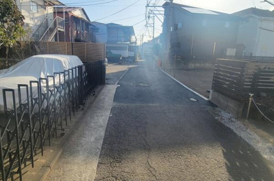 前面道路は車両の通行がしやすい幅員となっています。周囲に住宅が並び落ち着いた雰囲気があります。敷地までのアクセスも良好です。道路はしっかりと舗装されており日当たりも感じられます。