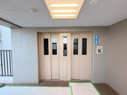 落ち着いた色合いのエントランスで共用部が清潔に保たれています。エレベーターも設置され日常の移動に便利です。屋内の明るい照明が印象的です。掲示板も設置され情報の共有がしやすい空間となっています。