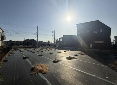 整地された現地土地写真です。広々とした敷地が確保されており周囲に住宅や電柱が見えます。遮るものが少なく日当たりが感じられる土地です。建物の隣接もありさまざまな用途にご検討いただけます。