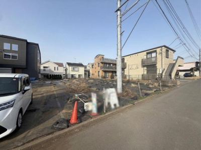 前面道路が広々としており車の出し入れがしやすい環境です。隣接する住宅も整然としていて落ち着いた印象を与えます。南側に開けた立地で日当たりも期待できます。現地の状態をしっかりとご確認いただけます。