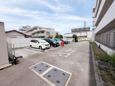 敷地内に駐車場が設けられており通路も広く快適な利用ができます。駐車スペースが複数台分確保されていますので車の出し入れも便利です。周辺の建物と調和した配置が印象的です。