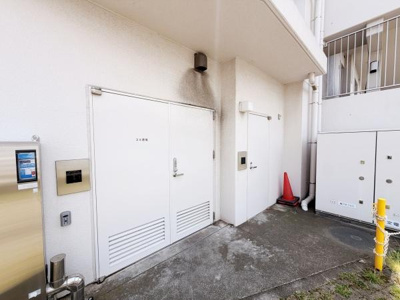 共用部にはしっかりとしたドアと設備が整っています。清潔感のある外観が特徴です。使いやすいスペースと感じられます。共用部の維持管理もしやすい環境です。