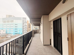 広々としたバルコニーはさまざまな用途に活用できるスペースです。開放感が感じられる眺望が特徴的です。手すりがしっかりしており安心してお使いいただけます。