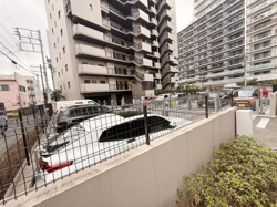 敷地内に駐車スペースが設けられており車利用の方にも便利です。周辺には高層マンションが立ち並んでおり都市部の利便性を感じられます。フェンスや植栽が敷地と道路をしっかりと区切っているため安心感があります。