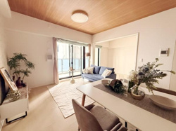 ナチュラルな木目調の天井が落ち着いた雰囲気を演出しています。大きな窓から自然光がたっぷり差し込み室内が明るく保たれています。シンプルなインテリアと開放感のある間取りが魅力です。