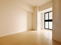 明るい光が入る洋室です。シンプルな内装で好みに合わせてコーディネートしやすい空間となっております。窓際にゆとりがあり開放感があります。清潔感のあるフローリングが印象的です。