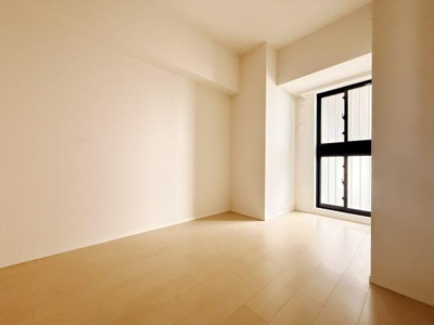 明るい光が入る洋室です。シンプルな内装で好みに合わせてコーディネートしやすい空間となっております。窓際にゆとりがあり開放感があります。清潔感のあるフローリングが印象的です。