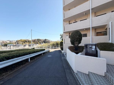 建物の外観がシンプルで落ち着いた雰囲気です。道路に面しておりアクセスも便利です。周囲には緑も多く開放感があります。