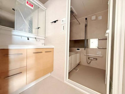 清潔感のある洗面台と洗面所です。浴室と洗面所が隣接しているので動線も便利です。明るい色調が空間を広く見せます。