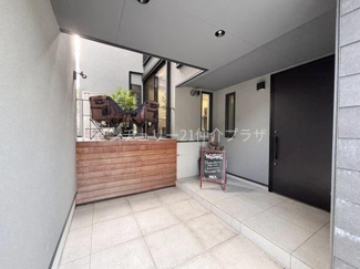 玄関は広々としたタイル敷きで上品な印象です。屋根があり雨天時も安心して使えます。おしゃれなウッドフェンスが空間を引き締めます。窓からの採光が取り入れられ明るさを感じられます。