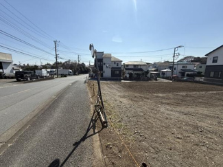 前面道路が広く車の出入りもしやすい環境です。周辺には住宅が立ち並び落ち着いた街並みが感じられます。土地も平坦で整った印象です。日当たりも良好で開放感があります。