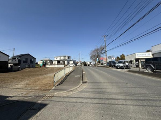 前面道路は幅員が広く車の出入りもスムーズに行えます。周辺には店舗や住宅が並び落ち着いた印象の環境です。敷地も見通しが良く現地の状況が一目で確認できます。