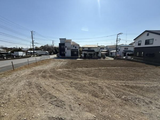 広々とした現地土地写真です。開放感があり周囲は住宅や道路に面しています。整地された状態で活用しやすい形状です。周辺の住環境も整っています。様々な用途にご検討いただけます。