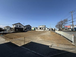 広々とした現地土地写真で周囲の建物や道路との関係もわかりやすい区画です。整った敷地形状が特徴的で陽当たりも良好です。車の出入りもスムーズに行えるスペースが確保されています。