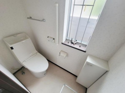 窓があり換気しやすいトイレです。手洗い一体型で省スペース設計となっています。ストレージも備わっているため日用品の収納に便利です。清潔感のある内装となっています。