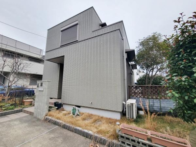 スタイリッシュな外観が印象的な一軒家です。敷地内にはゆとりがあり周囲には緑も楽しめます。シンプルなデザインが特徴となっています。駐車スペースも確保されています。