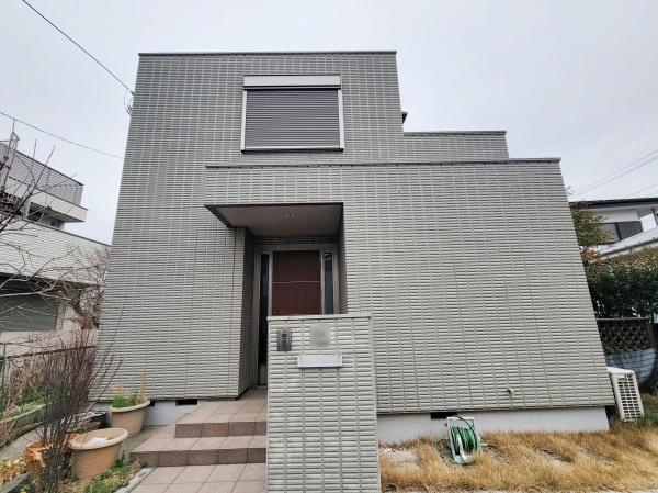 シンプルなデザインが特徴的な外観です。玄関アプローチが広くゆとりがあります。シャッター付きの窓が設置されています。プランターなども配置できるスペースがあります。芝生のお庭付きで多用途に利用できます。