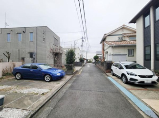 前面道路は幅員があり車の出し入れがしやすい印象です。周囲には住宅が並び整然とした街並みが広がっています。道路の舗装状態も良好で落ち着いた環境です。駐車スペースも確保されており利便性が感じられます。