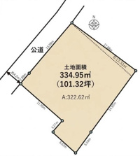 土地面積は101.32坪あり広々とした空間が確保されています。公道に面しており出入りがしやすい配置です。敷地の形状は使いやすい区画となっています。