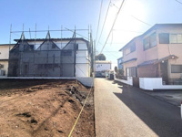 前面道路がしっかり舗装されており現地と隣接しているためアクセスが便利です。周辺は住宅が建ち並び落ち着いた雰囲気が感じられます。敷地は広めに確保されており使い勝手の良さが期待できます。