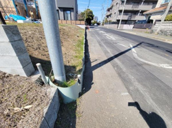 現地前面道路は幅員があり車両の通行もスムーズです。周囲は落ち着いた雰囲気の住宅街となっています。歩道部分もしっかり整備されているため安心して歩行できます。