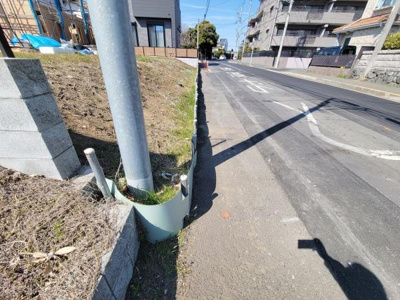 現地前面道路は幅員があり車両の通行もスムーズです。周囲は落ち着いた雰囲気の住宅街となっています。歩道部分もしっかり整備されているため安心して歩行できます。