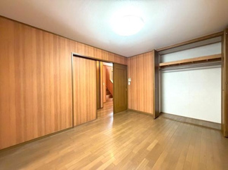 木目調の壁面が温かみを感じさせるお部屋です。広々としたクローゼットが備わっており衣類や日用品の整理に便利です。天井照明が明るく落ち着いた雰囲気の空間となっています。
