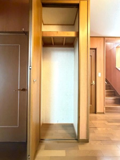 高さがあるため様々なサイズの物を収納しやすい点も特徴です。