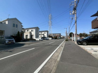 前面道路が広く車の出入りがしやすい環境です。周辺には住宅が並び落ち着いた雰囲気が感じられます。