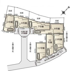 敷地内にゆとりある駐車スペースが設けられており車の出入りがしやすい配置です。全棟にしっかりとした区画割りがなされています。道路幅も十分に確保されており車両の移動もスムーズです。